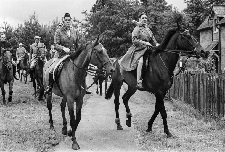 La reine Elizabeth II et la princesse Margaret à cheval à Ascot le 20 juin 1969.