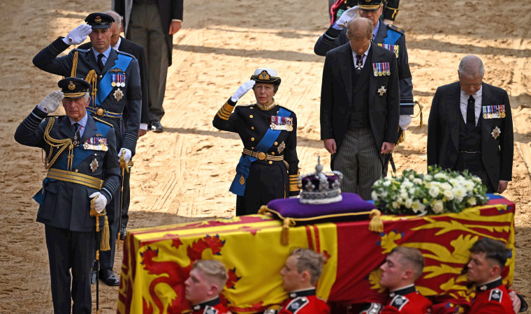 Image: The Coffin Carrying Queen Elizabeth II Is Transferred From Buckingham Palace To The Palace Of Westminster