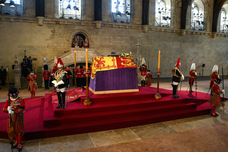 Photo: The coffin carrying Queen Elizabeth II lies in Westminster Hall on September 14, 2022 in London.