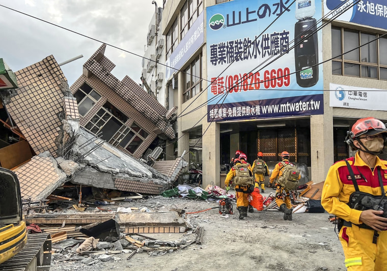 Image: Firefighters in the search for trapped victims in a collapsed residential building following earthquake in Yuli township in Hualien County, eastern Taiwan, Sunday, Sept. 18, 2022.