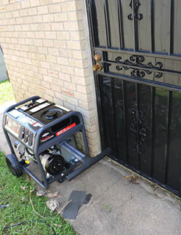 Foto: O gerador portátil da família Curley perto de sua porta, com ele voltado para o cano de exaustão.
