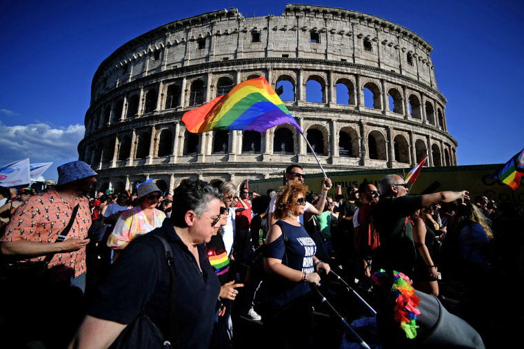I partecipanti, entrambi 28enni gay, studenti di dottorato nella città settentrionale di Verona, sono orgogliosi di Roma mentre sventolano la bandiera arcobaleno.