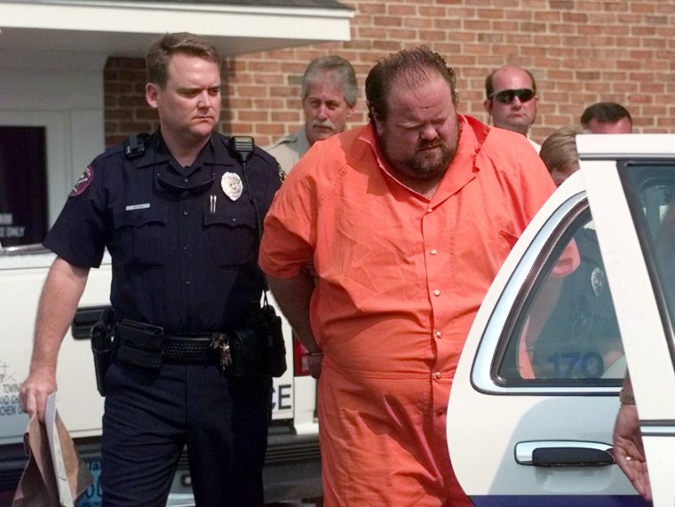 Funcionarios escoltan al sospechoso de asesinato Alan Eugene Miller fuera de la cárcel de la ciudad de Pelham en Alabama, el 5 de agosto de 1999.