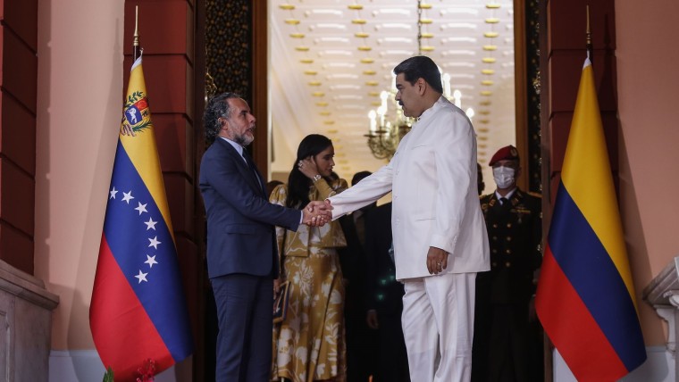 Benedetti estrecha la mano del líder venezolano, Nicolás Maduro, el 29 de agosto de 2022