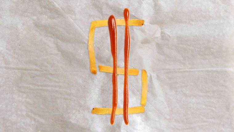 Ilustración de un símbolo de dólar hecho con papas fritas y ketchup en representación de los pedidos salariales de quienes trabajan en la industria de comida rápida