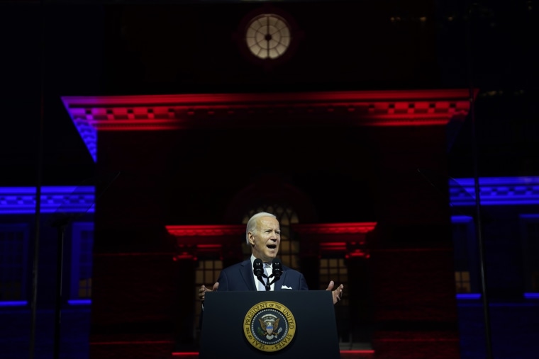 El presidente Joe Biden habla frente al Independence Hall, el jueves 1 de septiembre de 2022, en Philadelphia.