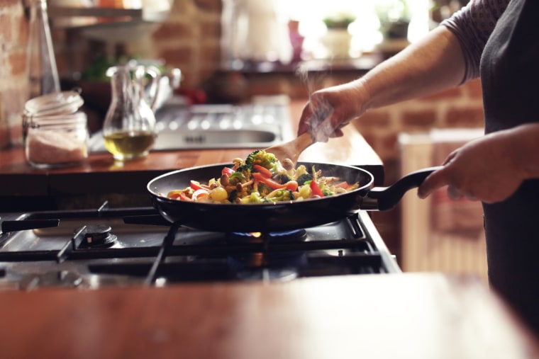 Cocinar con una estufa de gas sigue siendo peligroso incluso en casas con buena ventilación.