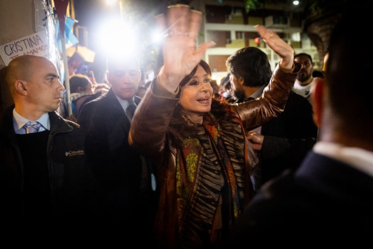 La vicepresidenta de Argentina, Cristina Fernández, saluda a los simpatizantes que la esperaban en su casa de Buenos Aires, momentos antes del ataque el 1 de septiembre de 2022.