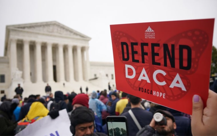 Activistas por los derechos de los inmigrantes participan en una manifestación frente a la Corte Suprema de Estados Unidos en Washington D.C., el 12 de noviembre de 2019.