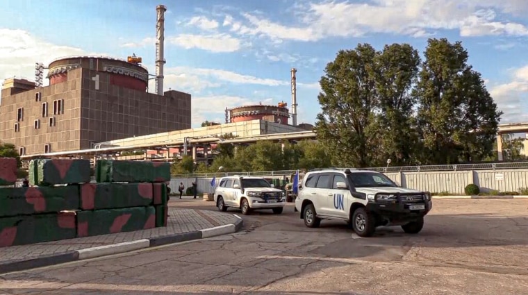 Inspectores de la Organización Internacional de Energía Atómica (OIEA) abandonan la central nuclear de Zaporizhzhia en camionetas de la ONU, el 2 de septiembre de 2022.