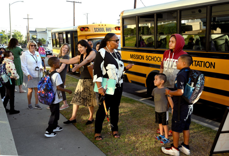 El primer día de clases en la escuela primaria Barton en Long Beach, California, el 31 de agosto de 2022.