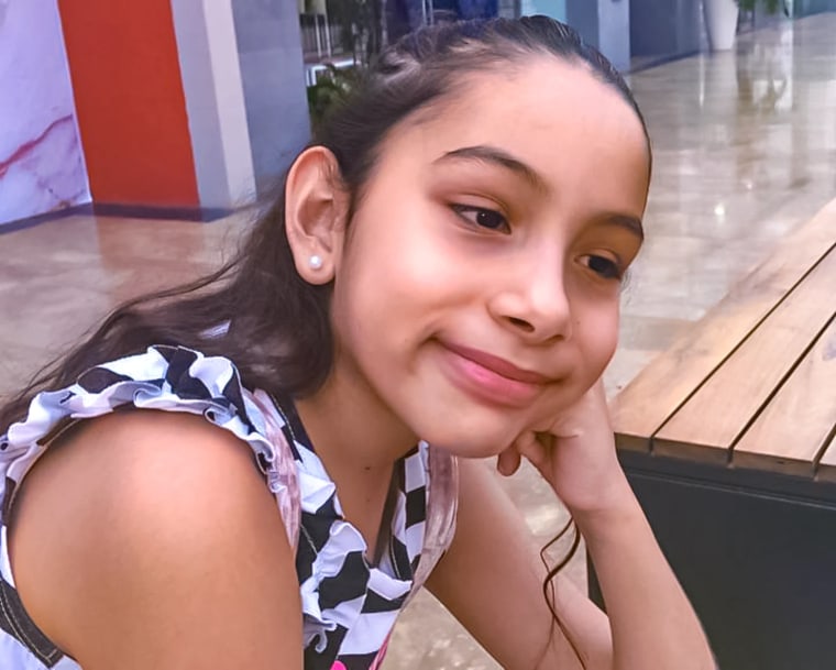 Estela Juárez, de 13 años, autora del libro infantil 'Hasta que alguien escuche'.