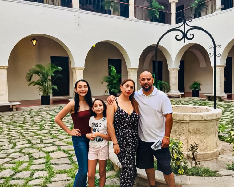 La familia Juárez. De izquierda a derecha: Pamela, Estela, Alejandra y Temo. Reunidos en Florida tras el regreso de Alejandra.