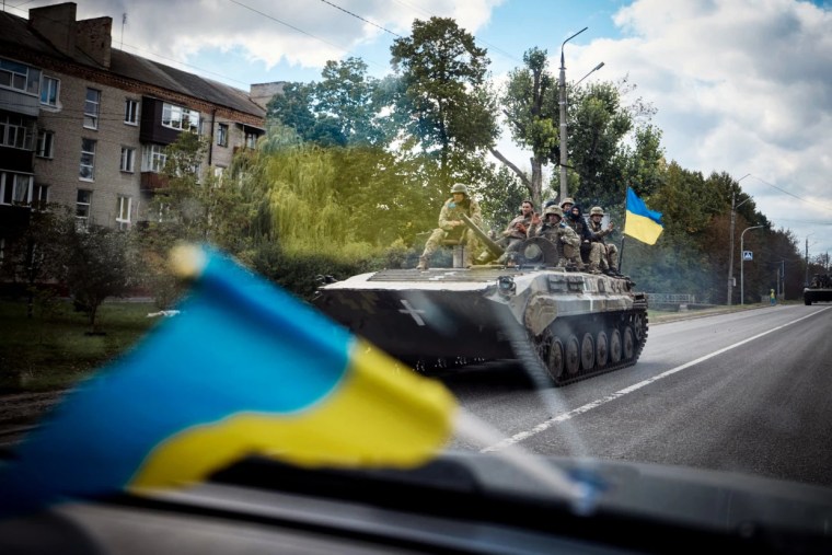 Soldados ucranianos en un tanque el lunes en la región de Kupyansk, una zona recientemente liberada en la región de Kharkiv.