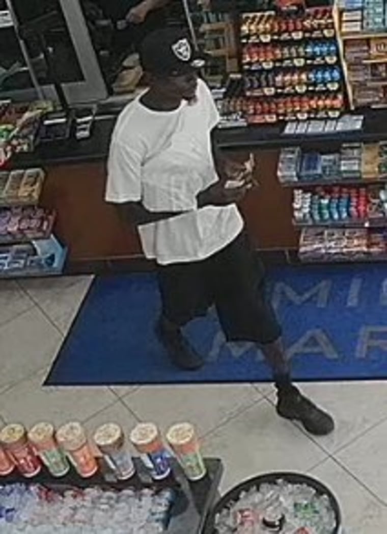 La policía busca a un hombre acusado de disparar fatalmente a un hombre que fue encontrado muerto al suroeste del centro de Houston el martes por la tarde.