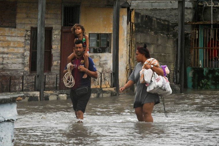 Residentes de Batabano, Cuba, en una calle inundada tras la llegada del huracán Ian, el 27 de septiembre de 2022.