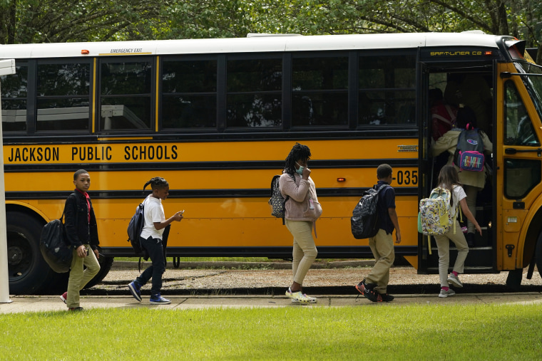 Los estudiantes de la Escuela Primaria Spann suben a un autobús escolar tras regresar a las aulas de Jackson, Mississippi, el martes 6 de septiembre de 2022.