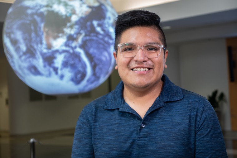 Joseph Trujillo, meteorólogo hispano que trabaja en la Universidad de Oklahoma y la Oficina Nacional de Administración Oceánica y Atmosférica.