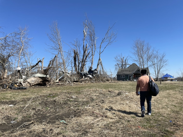 Trujillo visitando una de las zonas afectadas por los huracanes en Kentucky, en marzo de 2022.