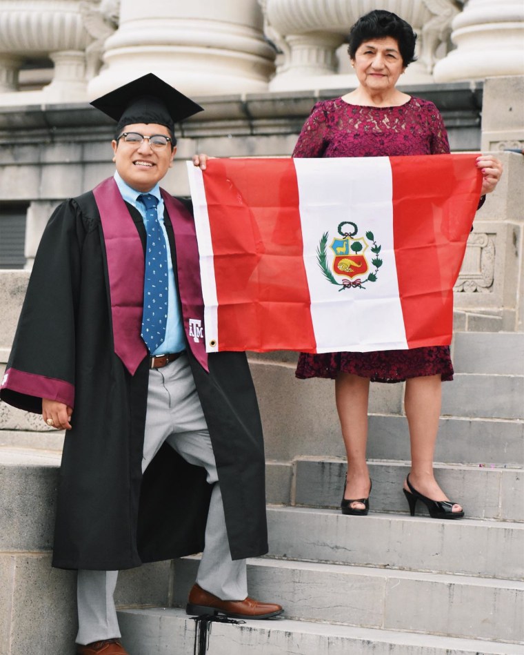 Joseph Trujillo con su madre, durante su graduación en Texas A&M University.