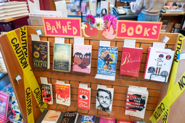 Exposición de libros prohibidos o censurados en la librería independiente Books Inc en Alameda, California, el 16 de octubre de 2021.