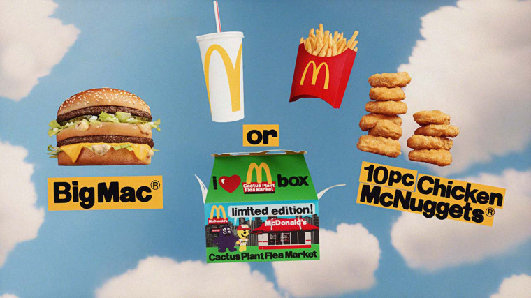 Pasto felice di McDonald's che galleggia nel cielo