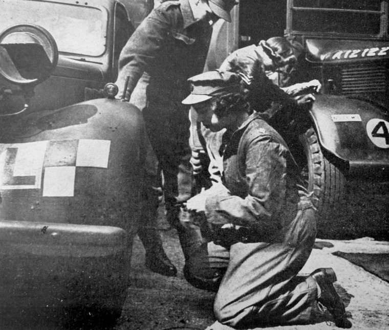La princesa Isabel haciendo reparaciones mecánicas durante la Segunda Guerra Mundial, antes de ser reina