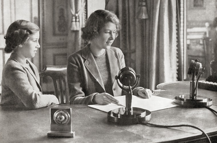 Princesas Isabel y Margarita durante discurso en la radio a los niños desplazados de la Segunda Guerra Mundial.