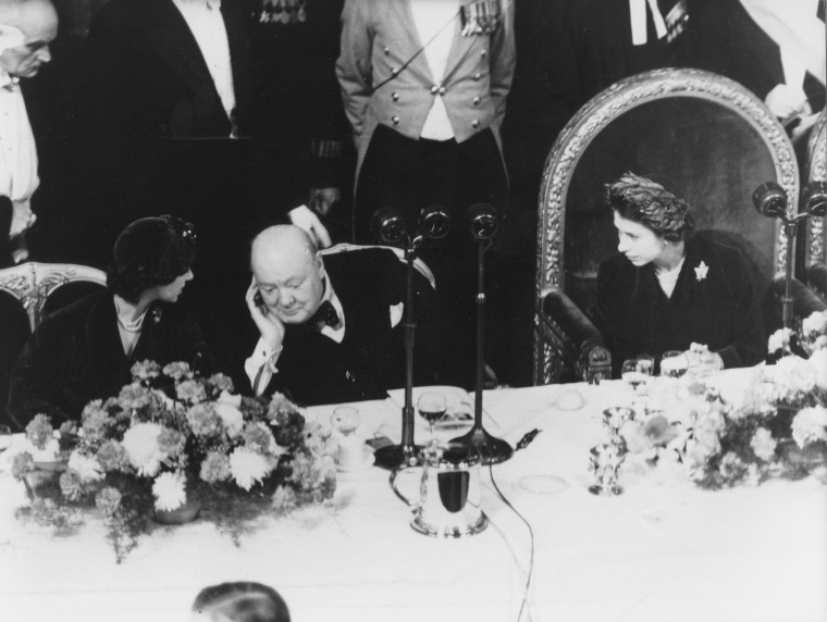 La reina Isabel II, junto a su hermana Margarita y Winston Churchill