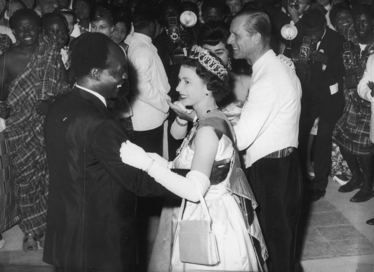 La reina Isabel II baila con el presidente de Ghana, Kwame Nkrumah, en 1961