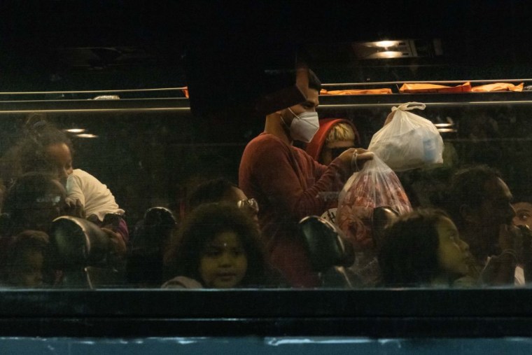 Un grupo de migrantes llega a la terminal de autobuses Port Authority, en Nueva York, procedentes de Texas, el 30 de agosto de 2022.