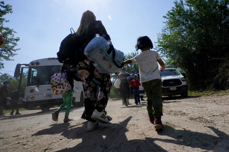 Una familia de migrantes se acerca al vehículo de la Patrulla Fronteriza tras entregarse en Texas. Foto del 16 de junio de 2021.