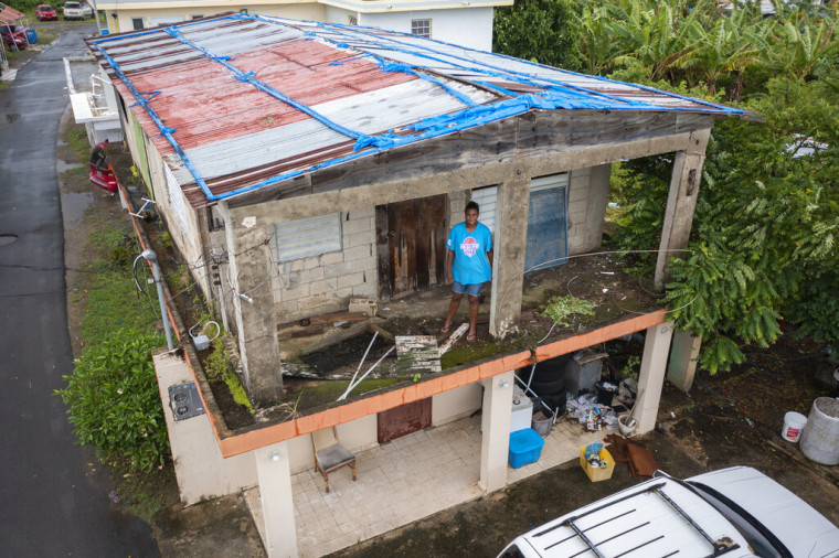 Jetsabel Osorio se encuentra en su casa dañada hace cinco años por el huracán María antes de la llegada de Fiona en Loiza, Puerto Rico, el sábado 17 de septiembre de 2022.