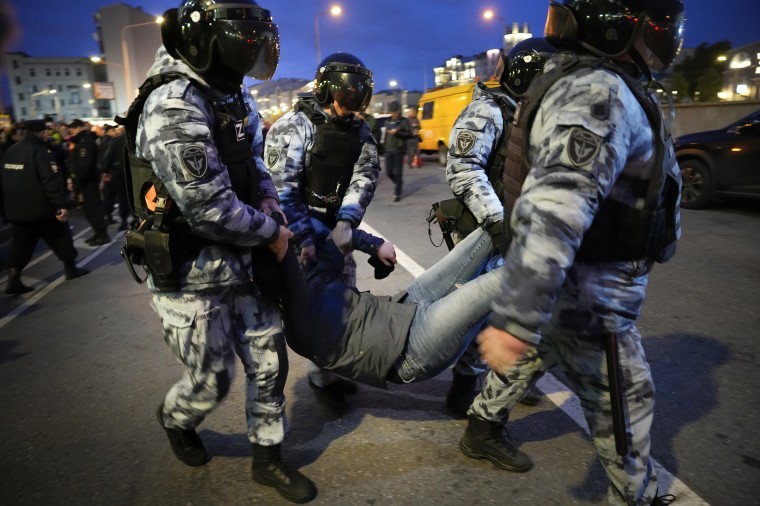 La policía antidisturbios detiene a un manifestante durante una protesta contra la movilización en Moscú, Rusia, el miércoles 21 de septiembre de 2022.