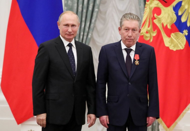 El mandatario ruso, Vladimir Putin (izquierda) posa con el presidente de la petrolera Lukoil, Ravil Maganov, en el Kremlin el 21 de noviemrbre de 2019.