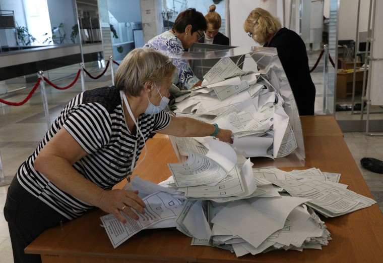 Boletas del referéndum ruso para anexar partes de Ucrania en Sevastopol, Crimea, el 27 de septiembre de 2022.