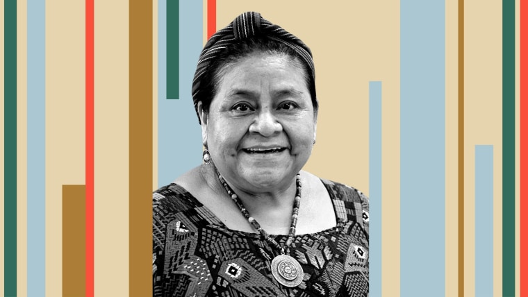 Rigoberta Menchú Tum, Premio Nobel de la Paz en 1992, usa la indumentaria típica de su pueblo maya kʼicheʼ en una foto viendo a la cámara