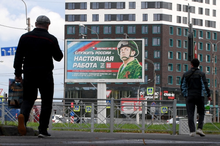 Una valla publicitaria que promueve el servicio militar por contrato con la imagen de un militar y el eslogan 'Servir a Rusia es un trabajo de verdad', en San Petersburgo, Rusia, el 20 de septiembre de 2022.