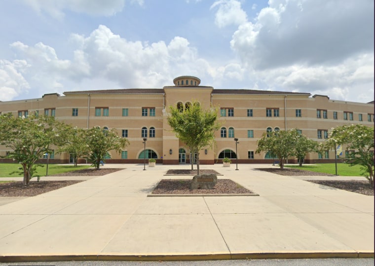 La fachada de la secundaria Mainland en Daytona Beach, Florida.