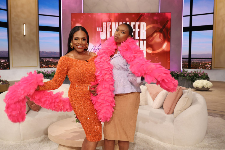 The  two danced and sang to "Dreamgirls" clothed in bright pink boas.