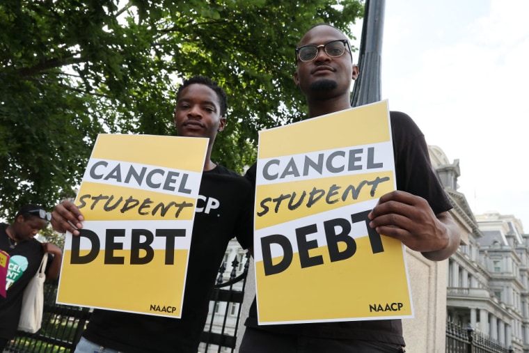Beneficiarios de préstamos estudiantiles organizan una concentración frente a la Casa Blanca para celebrar la cancelación de la deuda estudiantil por parte del presidente Biden.