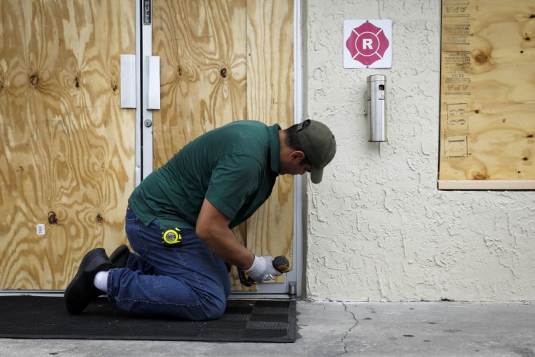 Un trabajador tapia un restaurante antes de la llegada del huracán Ian a Tampa, Florida, el martes 27 de septiembre de 2022.
