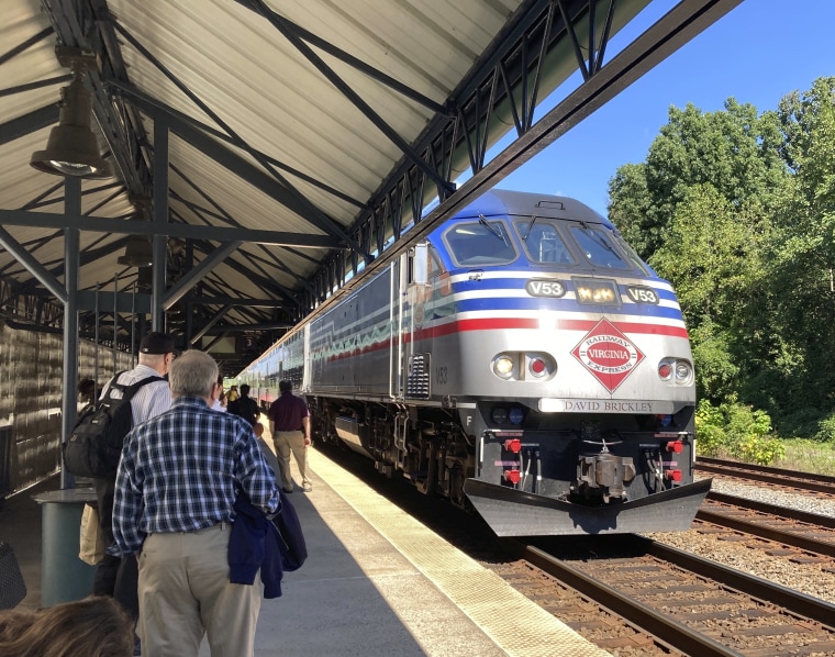 Los viajeros esperan para subir a un tren de cercanías Virginia Railway Express, el miércoles 14 de septiembre de 2022 en la estación de Crystal City en Arlington, Virginia.