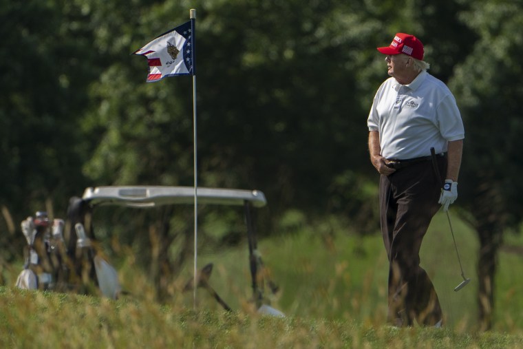 El expresidente, Donald Trump, juega al golf en el Trump National Golf Club en Sterling, Virginia, el martes 13 de septiembre de 2022.