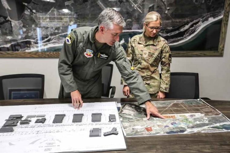 El coronel George Watkins supervisa los planos para reconstruir la base Tyndall de la Fuerza Aérea.
