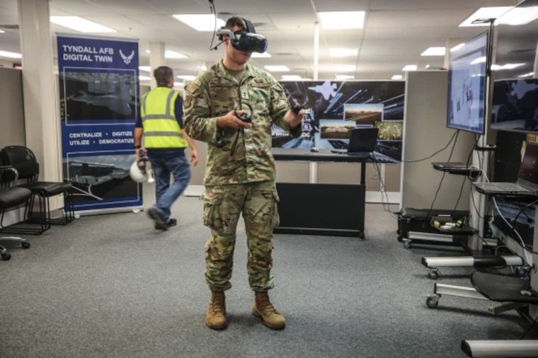 El teniente Nicholas Cap prueba el set de realidad virtual con el 'Gemelo Digital' de la base Tyndall.