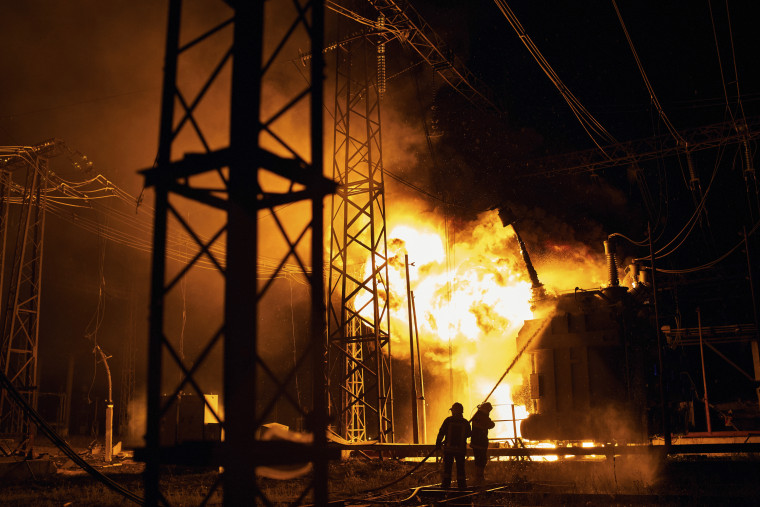 Bomberos ucranianos combaten un incendio tras un ataque ruso en la central eléctrica de Kharkiv, el 12 de noviembre de 2022.