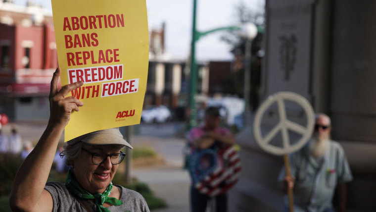 Una activista por el derecho al aborto durante una vigilia unas horas antes de que entre en vigor la prohibición casi total del aborto en Indiana, en Bloomington.