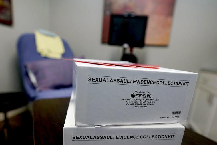 Un kit de recolección de evidencia de agresión sexual, o kit de violación, sobre una mesa en una sala de examen en Austin, Texas.