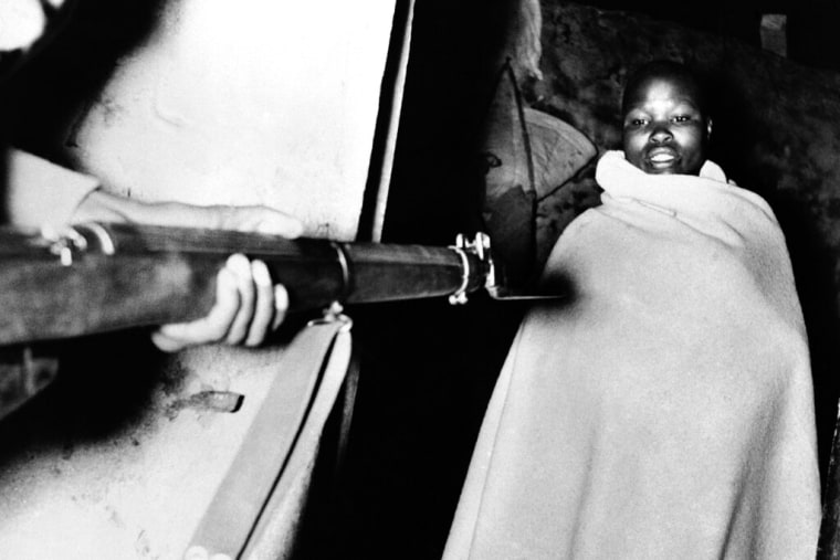 Un hombre durante su arresto en medio de la represión a la rebelión Mau Mau en Kenia, el 13 de noviembre de 1952.